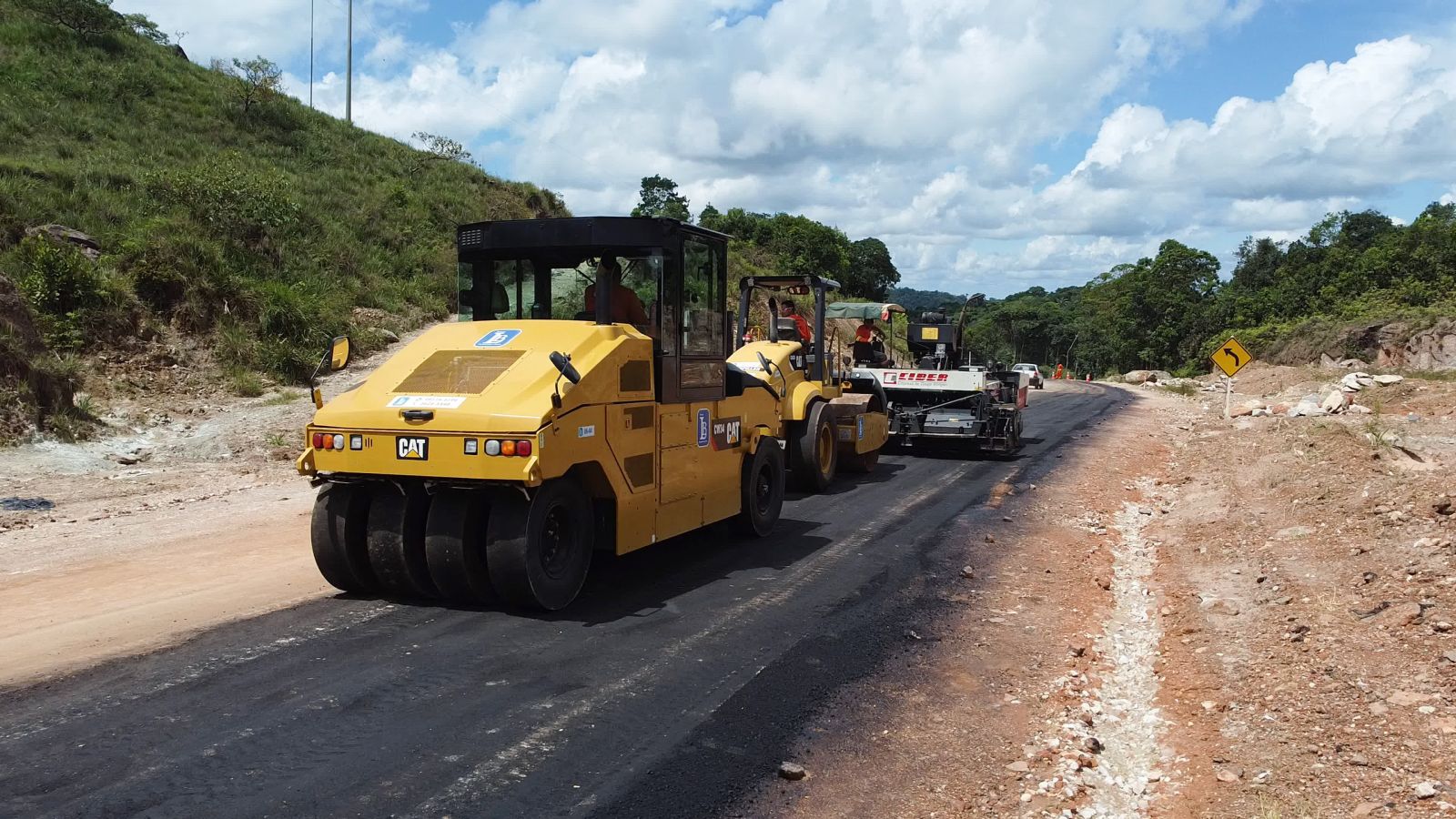 A obra de restauração da 174 na subida da Serra de Pacaraima está em execução.
