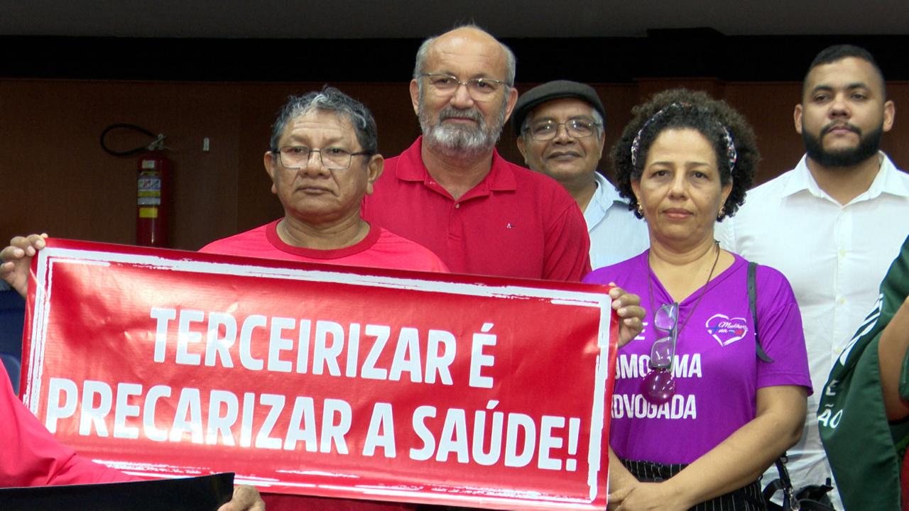 Manifestantes nas galerias protestaram contra o Governo por tentar terceitizar a gestão das UTIs