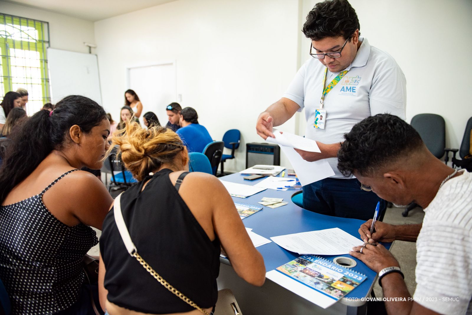 Os pequenos empresários são auxiliados com recursos e assistência para melhor desenvolver o negócio.