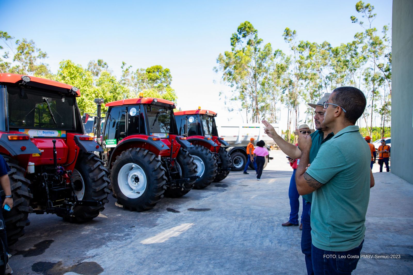 "Esses maquinários e implementos vêm para somar aos que já temos e dar esse reforço aos agricultores”, disse o prefeito