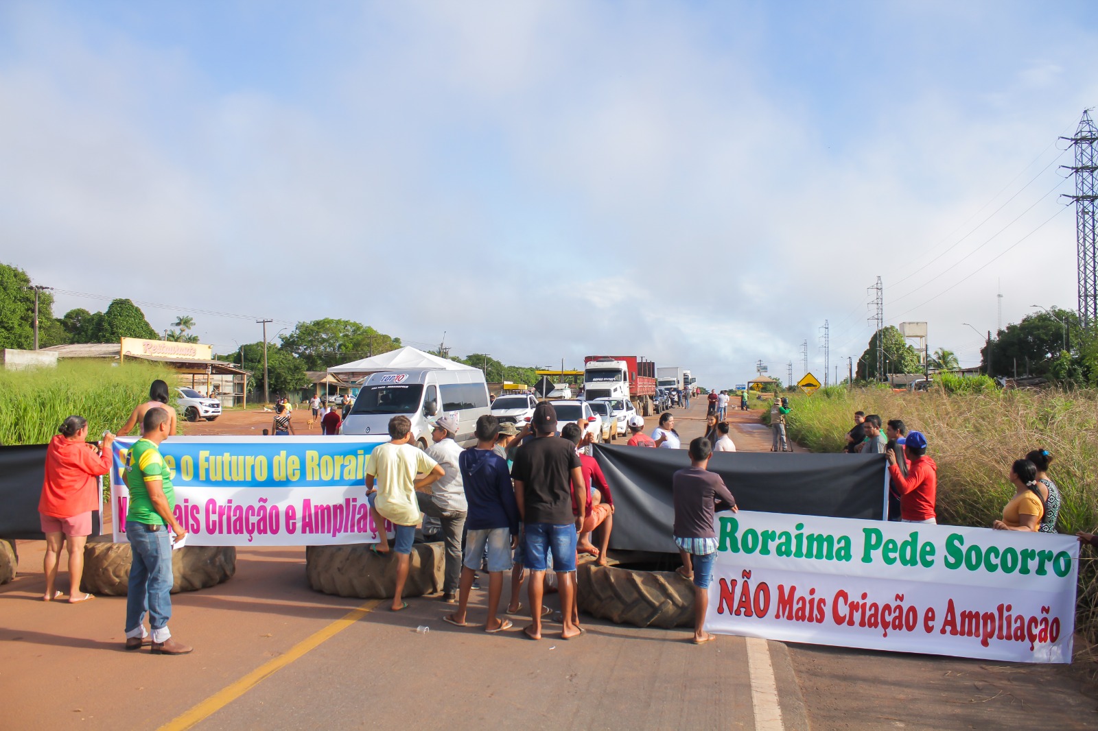 O bloqueio foi para protestar contra a ampliação do Parque do Viruá.