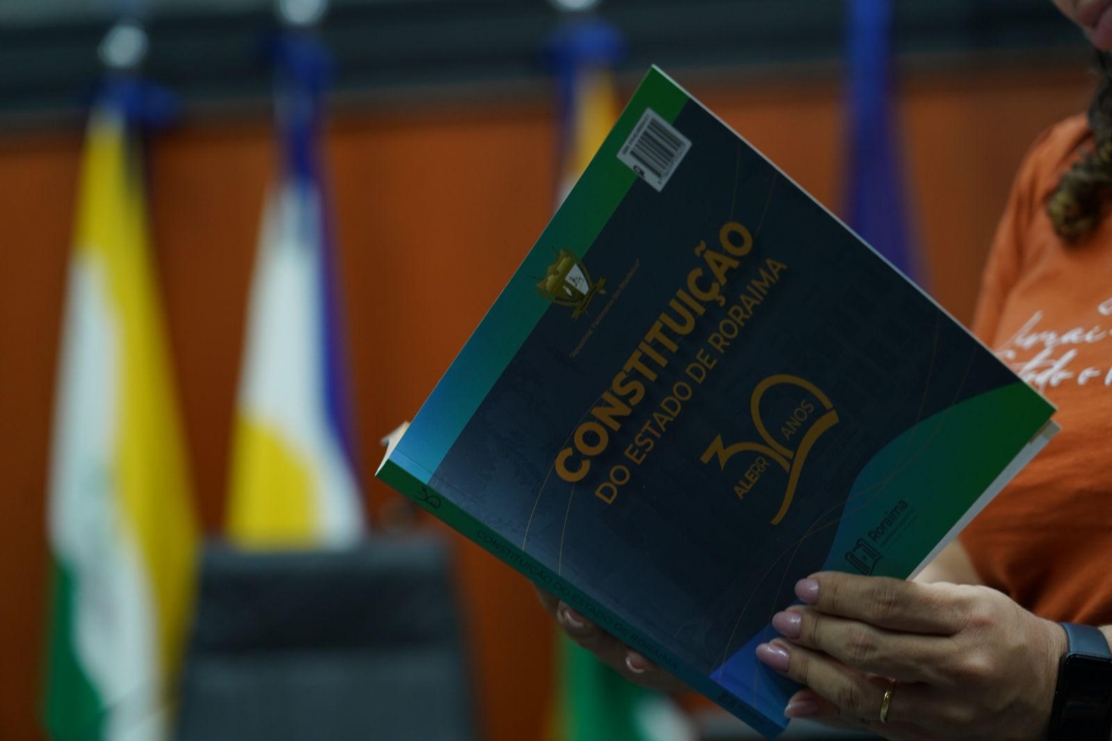 Acervo da Assembleia Legislativa conta com a Constituição Estadual atualizada, uma produção da Superintendência de Comunicação da Casa – Foto: Marley Lima/SupCom ALE-RR 