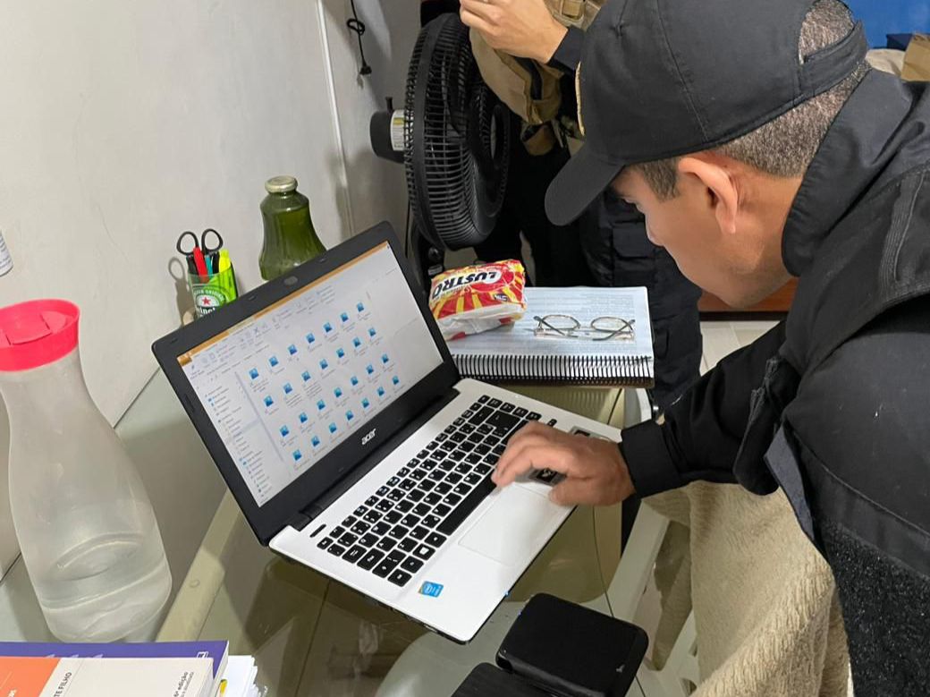 Agente da federal faz busca em computador em busca de provas.