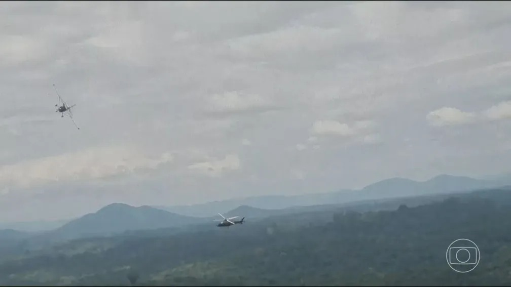 Piloto de avião com garimpeiros joga aeronave em direção ao helicóptero da fiscalização e consegue fugir. — Foto: JN