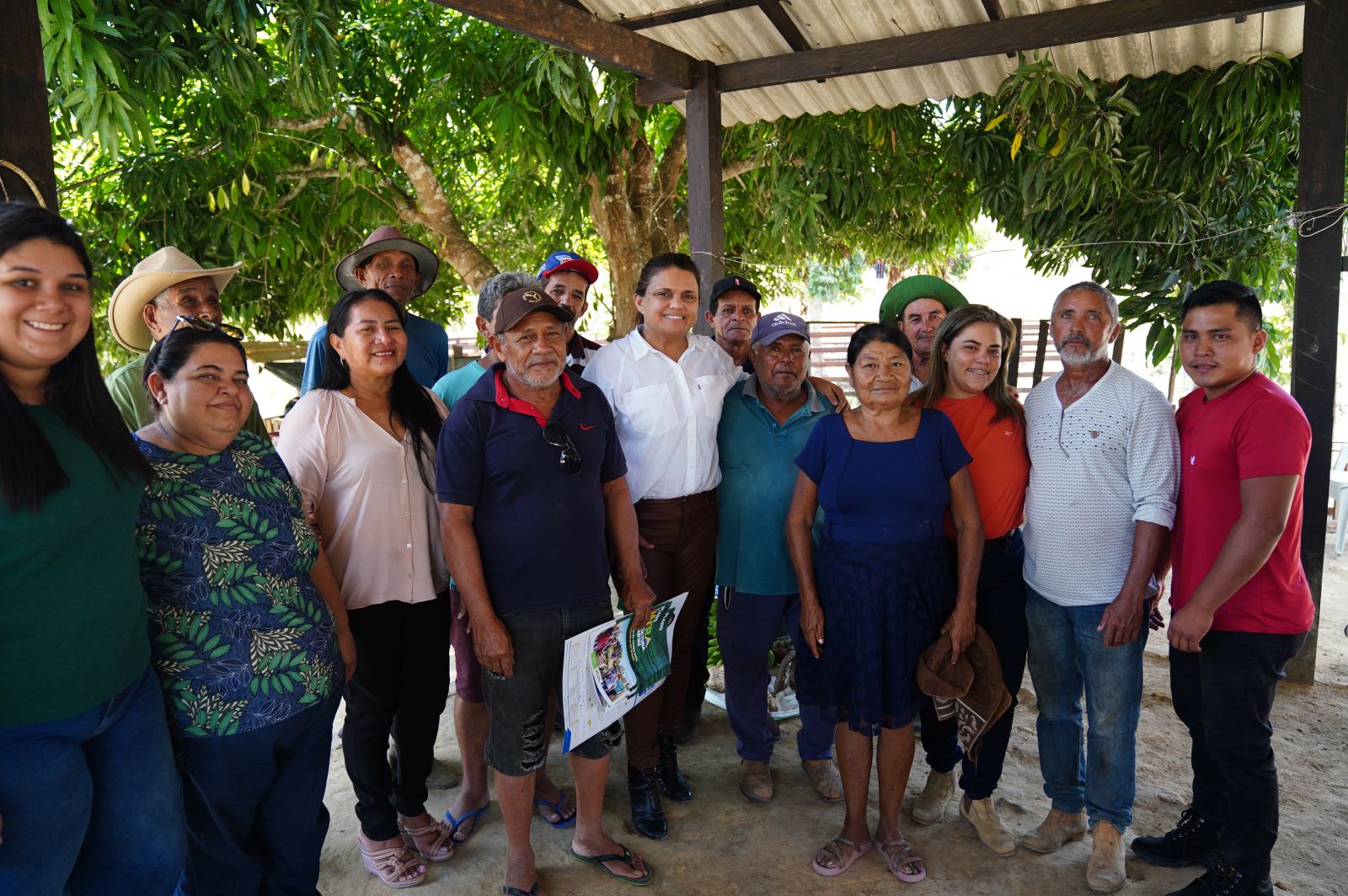 A deputada Helena com agricultores do Projeto de Assentamento Vilena, em Bonfim