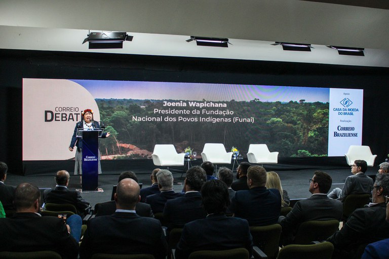 Joênia participou de debate sobre a questão da legalidade da exploração de ouro na Amazônia.