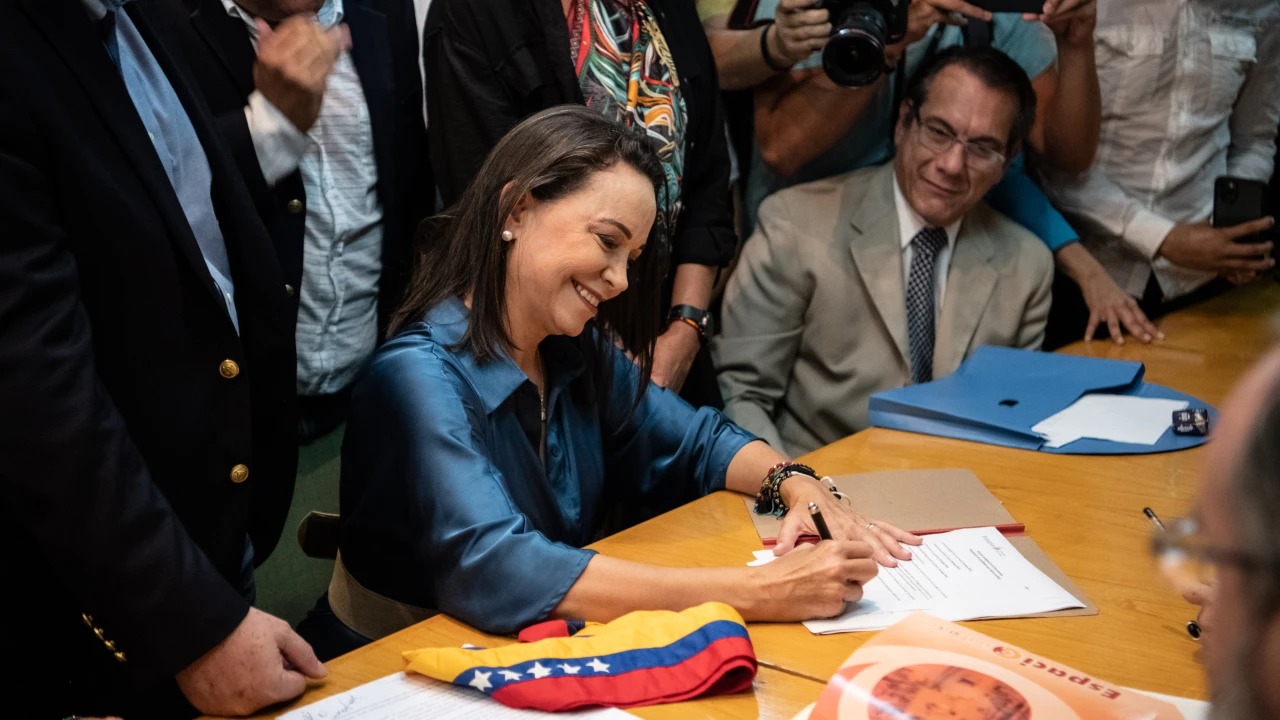Líder da oposição, Maria Corina Machado assina sua candidatura presidencial na Comissão Primária Nacional em Caracas, na Venezuela. 