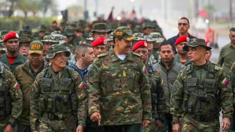 Nicolás Maduro liderou exercícios militares também em Caracas nesta quarta (22) Imagem: ZURIMAR CAMPOS/AFP… - Veja mais em https://noticias.uol.com.br/internacional/ultimas-noticias/2025/01/24/escudo-bolivariano-exercicio-militar-da-venezuela-fechou-fronteira-em-rr.htm?cmpid=copiaecola