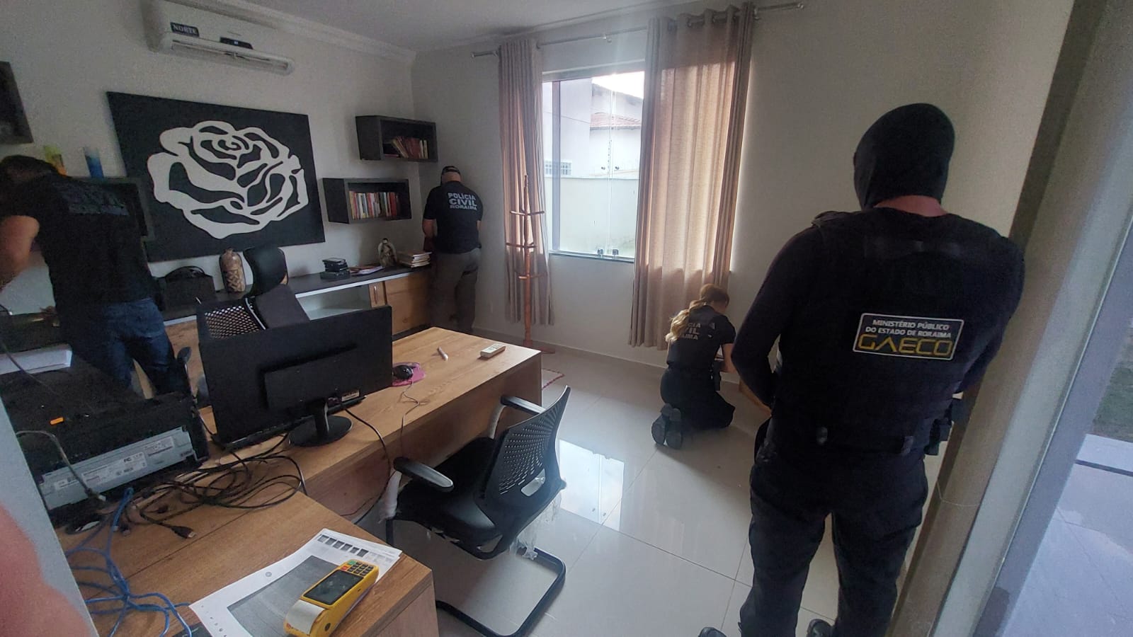 Policiais fazem busca na casa de Luiza Maura. Foto: MPE