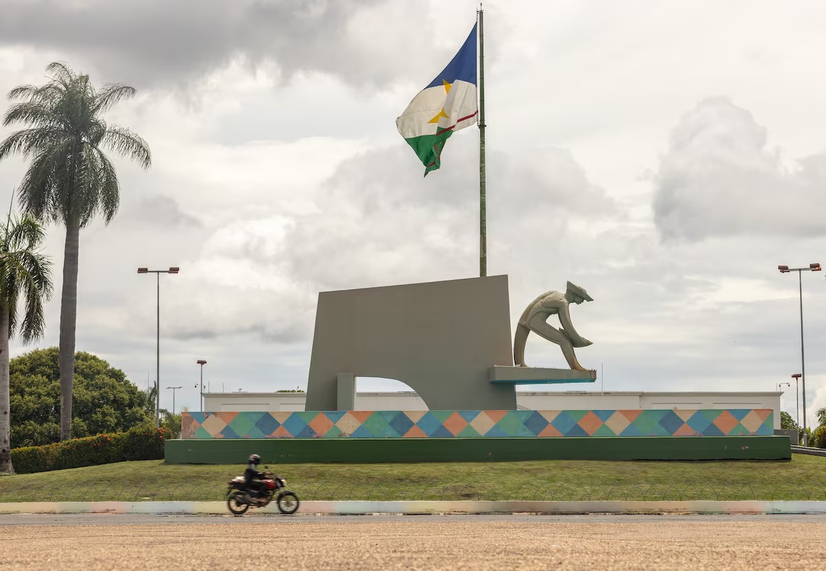 Monumento ao Garimpeiro na Praça do Centro Cívico, no centro de Boa Vista, capital do estado de Roraima Foto: Daniel Teixeira/Estadão