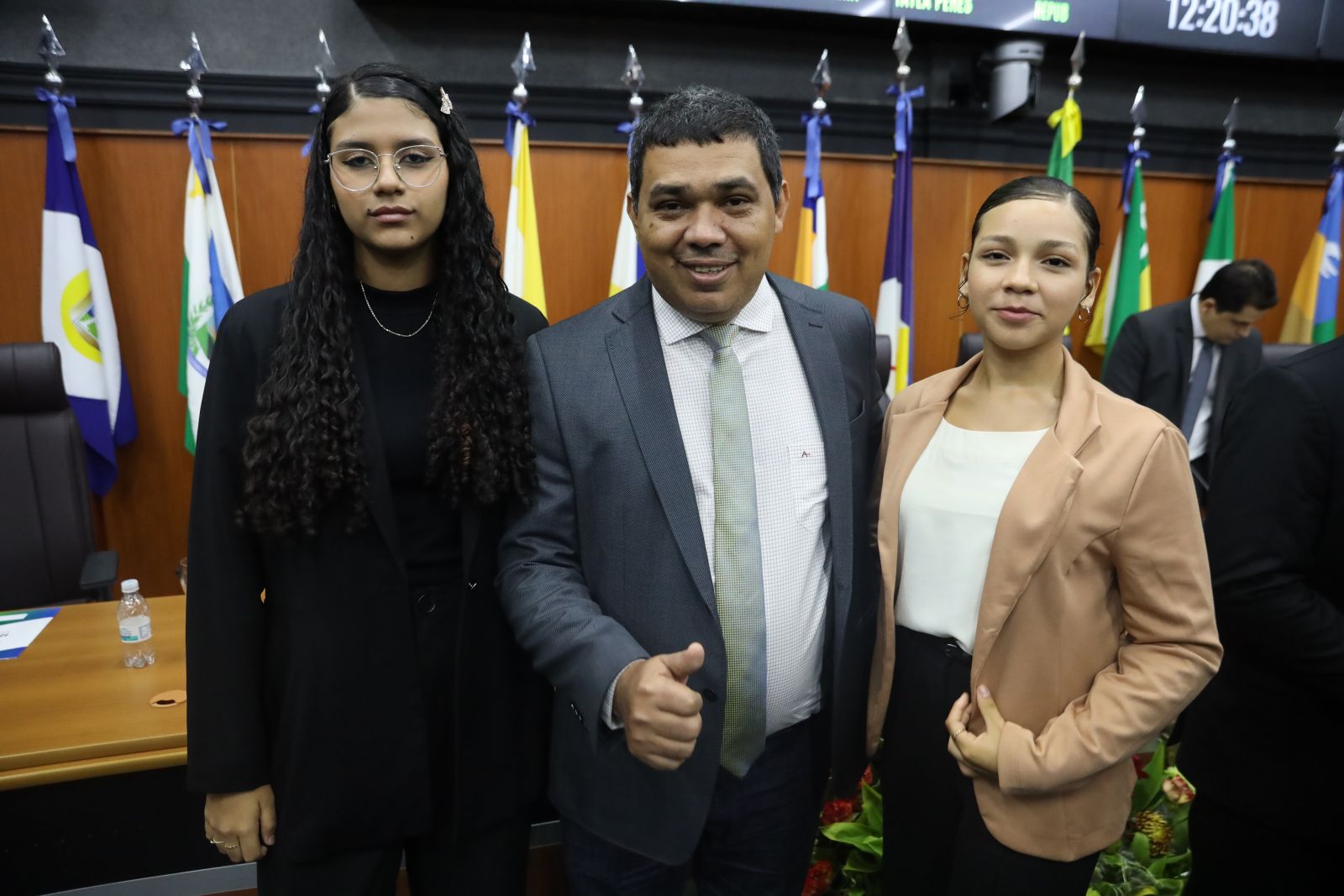 O presidente da Assembleia, deputado Sampio, entre jovens parlamentares de Roraima.