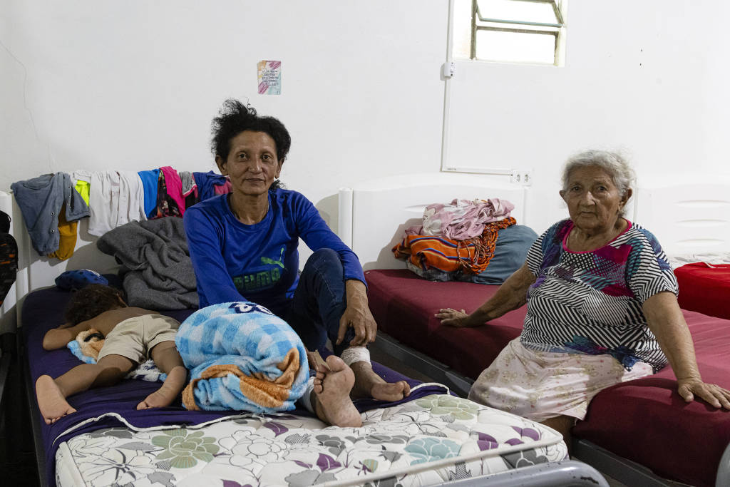 María Victoria Torres, 78, ao lado da filha, Yubetzy Carolina, e da neta, Isabelita, 3, na Casa de Acolhida São José, em Pacaraima (RR) - Shanti Sai Moreno Brooks/Folhapress