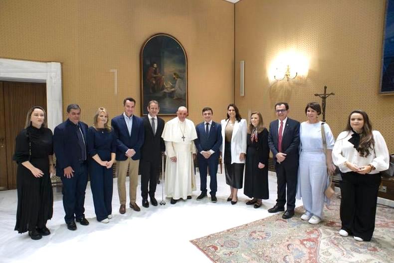 A comitiva de deputados federais com o Papa Francisco no Vaticano.